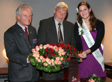Die Deutsche Blumenfee 2010/2011, Christiane Sander, prsentierte ihre Arbeit und ihr floristisches
Knnen im Pressegesprch und auf dem Festabend der Friedhofsgrtner. Karl Hartmann, Vorsitzender der bayerischen Fachgruppe der Friedhofsgrtner (links), und Lder Nobbmann, Vorsitzender des Bundes deutscher Friedhofsgrtner (BdF) im ZVG waren von ihrem trauerfloristischen Werkstck begeistert. 