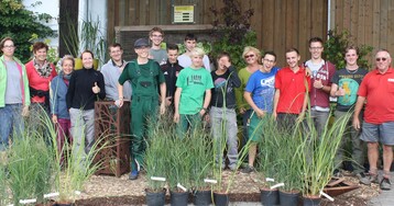 Brigitte Engelhardt von der Bayerischen Landesanstalt fr Weinbau und Gartenbau (LWG) in Veitshchheim und Karoline Flurer aus Dettelbach brachten den im dritten Lehrjahr stehenden Auszubildenden das kleine Einmaleins des geschmackvollen Dekorierens bei. Im Bild sind die jungen Baumschuler, ihre Auszubildender und das Ehepaar Elke und Hans Weiglein zu sehen.