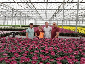  Von links: Marcel van der Voort (Inhaber Van Schie), Nolia Mansilla (President EMEA, Dmmen Orange), Mike van Os (Global Product Manager Pot Plants, Dmmen Orange), Hans van Leeuwen (Inhaber Lionplant)