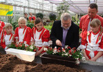 Das „Brandenburger Duett“ war farbgebend in dem Balkonkasten, den Agrarstaatssekretär
Bretschneider (Mitte) mit Sachkenntnis bepflanzte. Ihm zur Seite stand Landesverbands-
Präsident Jörg Kirstein. Passend zur Pflanze wurde die Saisoneröffnung von Kindern in rot und weiß begleitet.
