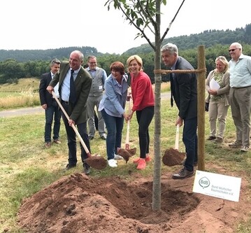 Bundeslandwirtschaftsministerin Julia Klckner (Mitte re.) pflanzt mit Antje Lezius (Mitglied des Bundestages, Mitte li.), Helmut Selders (Prsident des Bundes deutscher Baumschulen, li.) und Dr. Matthias Schneider (Landrat, re.) den Baum des Jahres 2018, eine Ess-Kastanie, im rheinland-pflzischen Schmiberg.