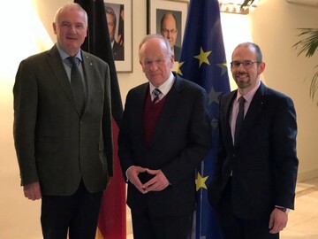 Zu einem Gesprch ber den mglichen Entschdigungsfonds fr Baumschulen beim Befall durch Quarantneschdiger traf sich am 13. Mrz der Staatssekretr im Bundeslandwirtschaftsministerium (BMEL), Dr. Hermann Onko Aeikens, mit BdB-Prsident Helmut Selders (li.) und BdBHauptgeschftsfhrer Markus Guhl (re.) in Berlin. 