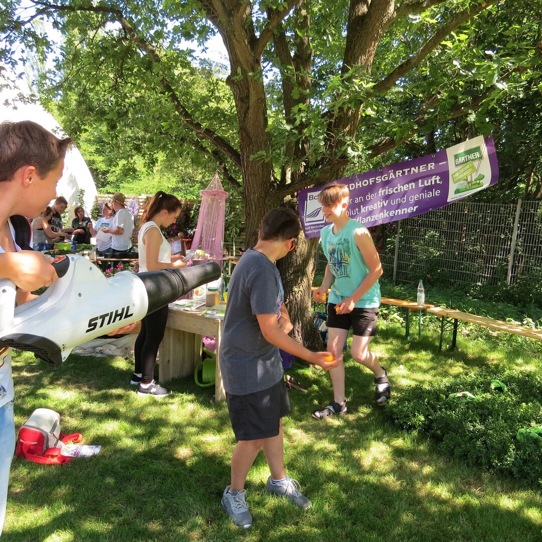 Mit einem Laubbläser in der Hand spielten Schüler am Stand des Bundes deutscher Fried-hofsgärtner (BdF) während der Woche der Ausbildung auf der Bundesgartenschau „Fried-hofsgärtner-Golf.“