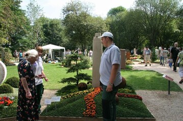 Das Gesprch mit den Besuchern gehrte neben der Pflege der Anlage zum Hauptaufgabengebiet
der jungen Friedhofsgrtner.
