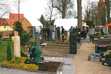 Im Ausstellungsteil Grabgestaltung und Denkmal werden aktuell 70 Mustergrber von Friedhofsgrtnern aus ganz Deutschland gestaltet.