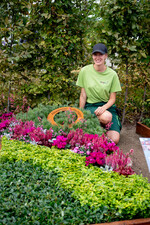 Anna Saienko von Blumen Wagner aus München ist die Gewinnerin der Deutschen Meisterschaft der Friedhofsgärtner 2023.