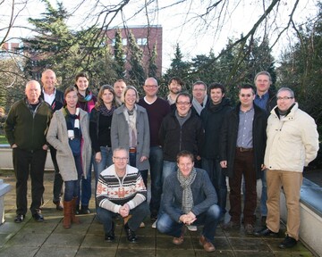 Diese Grabkontrolleure profitierten vom Austausch (von links): Ralf Beulmann, Dortmund; Dirk Eberlein, Kiel; Anja Messner, Frankfurt; Sabrina Regener, Frankfurt; Manuela Burfeind, Bremen; Oliver Krause, Bochum; Sybille Janen, Frankfurt; Thorsten Luther, Dortmund; Stefan Hertwig, Kln, Oliver Mller, Frankfurt; Heinz-Peter Herpers, Aachen; Daniel Mauch, Stuttgart; Frank Schumann, Dresden, Thorsten Piorek, Kln; Klaus Schneider, Kln und kniend Ronald Lange, Bremen sowie Michael Hser, Mnchen.