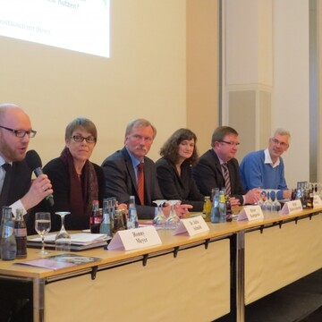 Die Vorsitzende des BdF, Birgit Ehlers-Ascherfeld (Mitte im Bild), diskutierte im Rahmen der Podiumsdiskusson mit anderen Gsten ber die Zukunft unserer Friedhfe.