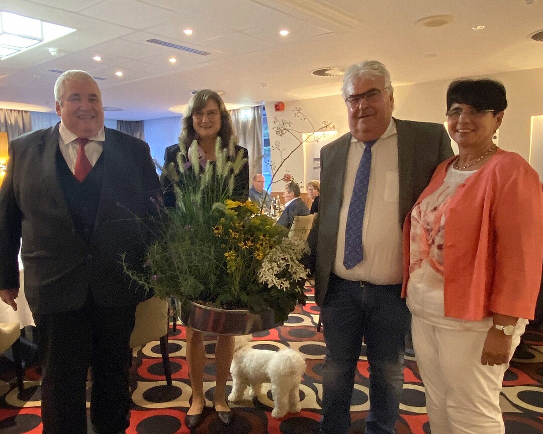 BdF-Vize Ralf Kretschmer (links), ZVG-Vizeprsident Wilhelm Bck und BdF-Vize Karoline Heiser danken Birgit Ehlers-Ascherfeld (2. von links) fr ihre Arbeit und wnschen fr die Zukunft alles Gute.