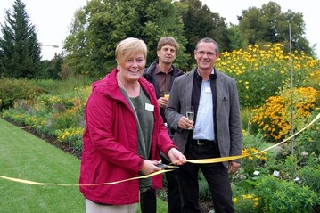 Nach der Ansprache des stellvertretenden BdS-Vorsitzenden Martin Hussermann (rechts)
erffnete Beate Zillmer das von Bernd Hertle (Mitte) entworfene Beet zum 60-jhrigen
Bestehen des BdS.