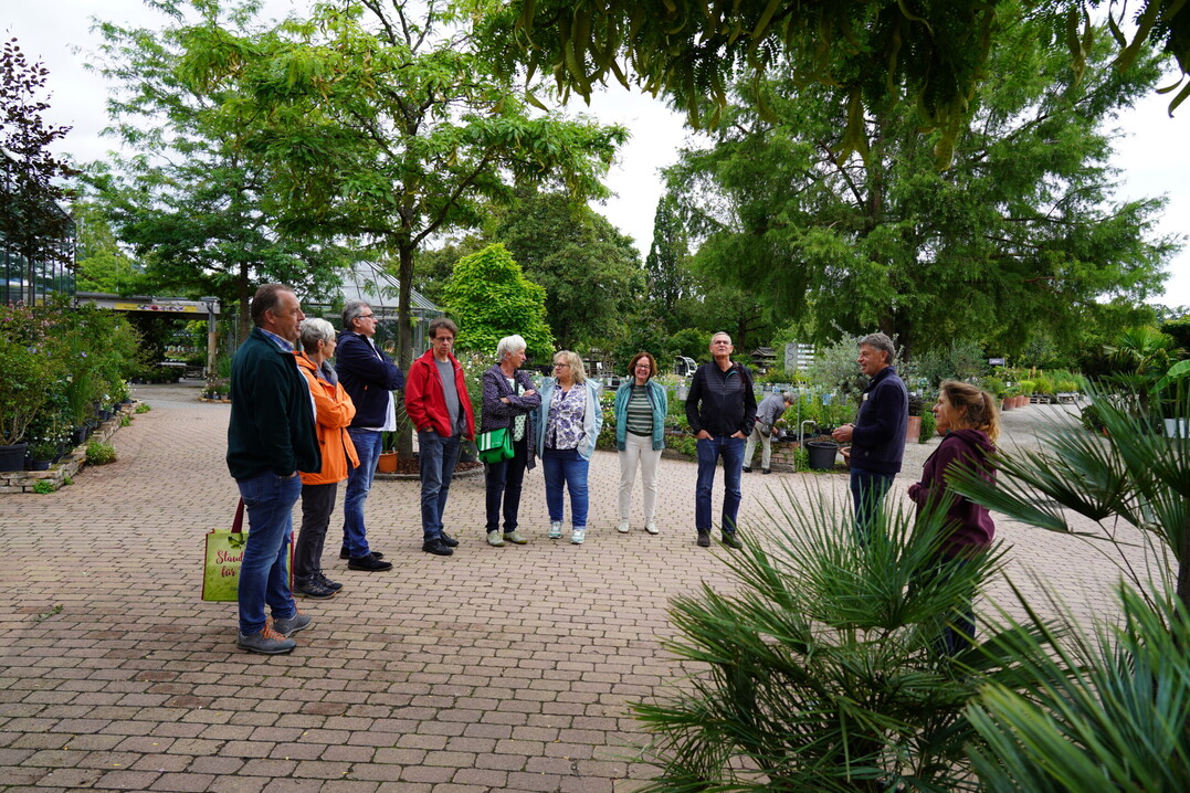 Pflanzenabsatz und Kundenberatung diskutierten die Staudengärtner mit Corinna Husen und Maximilian Keller im Gartencenter der Baumschule Huben.