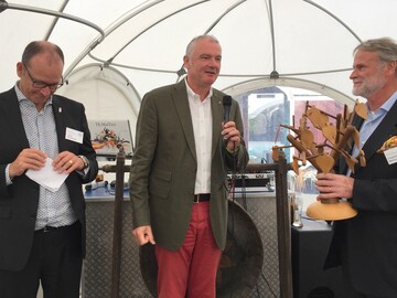 Im Rahmen der Abendveranstaltung zum Abschluss der Sommertagung wurde der Staffelstab fr die nchste Sommertagung vom BdB- Landesverband Brandenburg-Berlin an den Landesverband Wrttemberg bergeben. Von links: Jrg Schneider, BdB-Landesverbandsvorsitzender Brandenburg-Berlin, BdB-Prsident Helmut Selders, Friedrich Waller, BdB-Landesverbandsvorsitzender Wrttemberg. 
