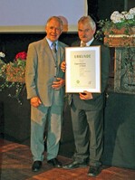 Aus den Händen des ZVG-Präsidenten Heinz Herker (links) erhielt Manfred Behre die Ehrenmedaille in Gold des Zentralverbandes Gartenbau für sein langjähriges berufsständisches Engagement.