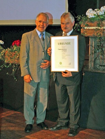 Aus den Hnden des ZVG-Prsidenten Heinz Herker (links) erhielt Manfred Behre die Ehrenmedaille in Gold des Zentralverbandes Gartenbau fr sein langjhriges berufsstndisches Engagement. 