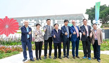 Tangchao vereinbart Kooperation mit dem
"Crop Research Institute of Fujian Academy of Agricultural Science".
Ruiqi Zhan, CEO von Ican Seed (3. v. l.) und Dr. Matthias Redlefsen (3. v. r.)