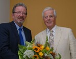 Franz-J. Jäger (links), stellvertretender Komiteevorsitzender, gratulierte
Hans-Hermann Bentrup, Vorsitzender des Kuratoriums, zum 75. Geburtstag.