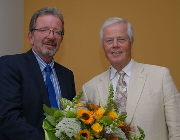 Franz-J. Jger (links), stellvertretender Komiteevorsitzender, gratulierte
Hans-Hermann Bentrup, Vorsitzender des Kuratoriums, zum 75. Geburtstag. 
