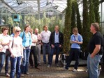 Jürgen von Blohn (rechts), Betriebsleiter der Gärtnerei Hanns, informiert die Endverkaufsberater
bei der Begehung in seiner Gärtnerei in Kusel