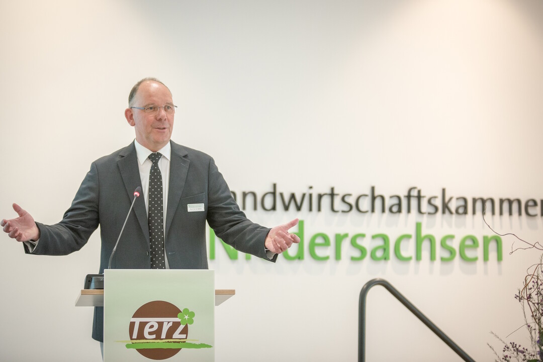 Infolge der Ergebnisse von TerZ hat die Branche teilweise ihre eigenen Torf-Reduktionsziele verschrft  das ist ein groer Vertrauensbeweis in unsere gemeinsame Arbeit, der uns sehr stolz macht, sagte Prof. Dr. Bernhard Beler, bei der Landwirtschaftskammer Niedersachsen Leiter des Geschftsbereichs Gartenbau und Gesamtverantwortlicher des Projekts TerZ.