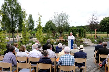 Am 20. Juli 2017 haben zahlreiche Brgerinnen und Brger und Ehrengste aus Politik und Wirtschaft aus Troisdorf die feierliche Erffnung des ersten grtnerbetreuten Grberfeldes auf dem stdtischen Parkfriedhof in Troisdorf-Sieglar mitverfolgt.