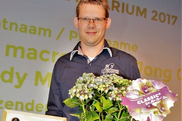 Hydrangea macrophylla "Jong 01" (Lady Mata Hari) wurde zur besten Novitt der Plantarium 2017 gekrt - hier stolz prsentiert von Danny de Jong von De Jong Plants.
