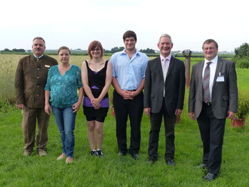 Prfungsbeste Erwerbsgartenbau Mittelfranken: (v. l.): Bezirksvorsitzender des BGV Francis Phillips, Evelyn Korda (Berufsfrderungswerk Nrnberg), Jessica Stadlmann (Stadtgrtnerei Schwabach), Florian Hfler (Gemsebau Zucker, Frth), Landwirtschaftsdirektor Josef Hofbauer, MdL Michael Brckner