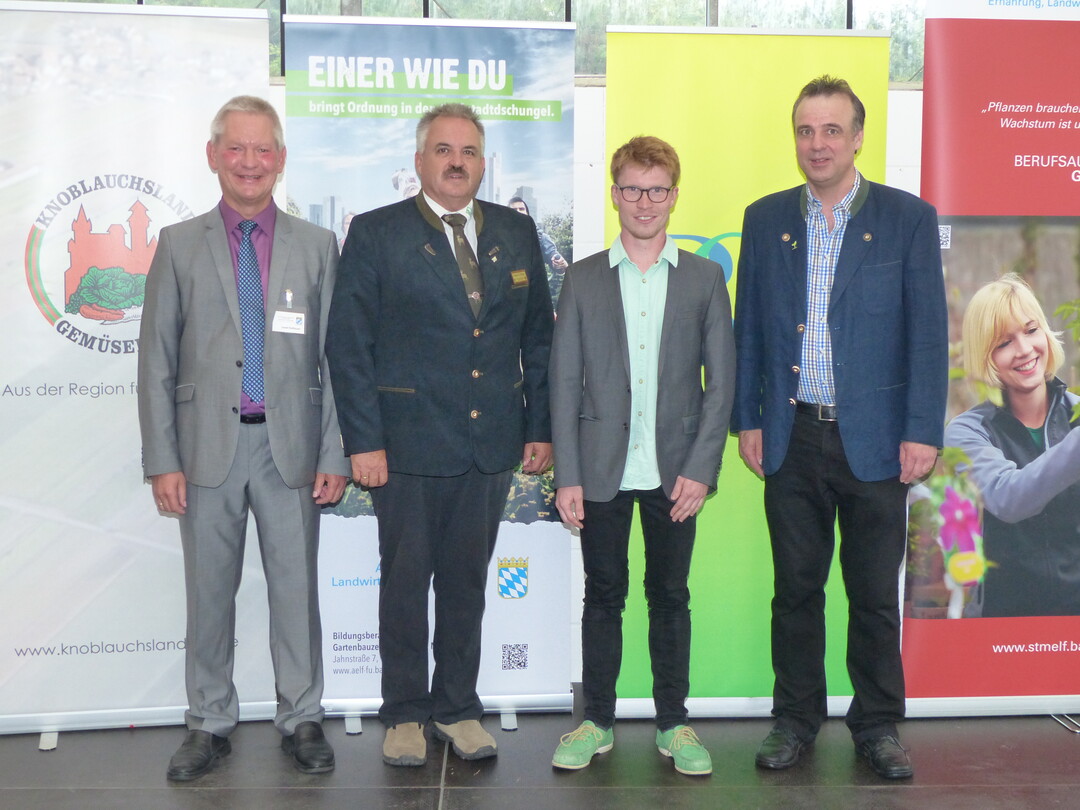Auf der Freisprechungsfeier der Gärtner in Nürnberg beglückwünschten Josef Hofbauer, Abteilungsleiter Gartenbau am AELF Fürth (1. v. l.), sowie Francis Phillips, Bezirksvorsitzender des Bayerischen Gärtnerei-Verbandes in Mittelfranken (2. v. l.) die besten Absolventen im Zierpflanzenbau (v. l.): Moritz Ruppe (Blumen Egelhof, Dinkelsbühl) und Peter Walz (Berufsförderungswerk Nürnberg).