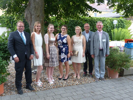 Regionalvorsitzender BGV Oberpfalz, Bernd Fischer (1. v. l.) sowie Abteilungsleiter Gartenbau am AELF Frth, Josef Hofbauer, und Georg Krmer, Prfungsausschussvorsitzender Zierpflanzenbau (1. u. 2. v. r.) gratulierten den Besten der Oberpfalz im Zierpflanzenbau (v. l.): Theresa Beck (Grtnerei Heilmeier, Regensburg), Elisabeth Feuerer und Elisabeth Rodler (beide Stadtgartenamt Regensburg) sowie Renate Burkert (1A Garten Hauner, Regensburg).