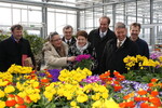 (von links) Dr. Andreas Becker, Leiter der Bayerischen Gartenakademie, Gartenbauingenieurin Barbara Schmitt, der Leiter der Abteilung Gartenbau Gerd Sander, die Abgeordnete Gudrun Brendel-Fischer, LWG-Präsident Sebastian Peisl, der Abgeordnete Dr. Otto Hünnerkopf und der Betriebsleiter des Zierpflanzenbaus Wolfgang Graf.
