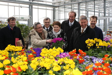 (von links) Dr. Andreas Becker, Leiter der Bayerischen Gartenakademie, Gartenbauingenieurin Barbara Schmitt, der Leiter der Abteilung Gartenbau Gerd Sander, die Abgeordnete Gudrun Brendel-Fischer, LWG-Prsident Sebastian Peisl, der Abgeordnete Dr. Otto Hnnerkopf und der Betriebsleiter des Zierpflanzenbaus Wolfgang Graf. 