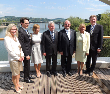 Waltraud Tannerbauer (Geschftsfhrung Landesgartenschau Deggendorf 2014 GmbH), Dr. Christian Moser (Oberbrgermeister Stadt Deggendorf), Daniela Schadt, Bundesprsident Joachim Gauck, Roland Albert (Vorsitzender der Gesellschaft zur Frderung der bayerischen Landesgartenschauen mbH), Ingrid Rott-Schwel (Geschftsfhrung Landesgartenschau Deggendorf 2014 GmbH), Dr. Marcel Huber 