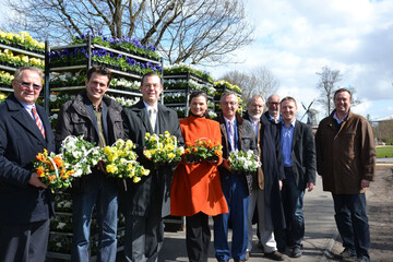 vlnr: Gerhard Schulz, Vorsitzender Frderverein Landesgartenschau; Lars Johannson, Landesgartenschau- Geschftsfhrer; Jan Peter Bechtluft, Brgermeister von Papenburg; Gitta Connemann, MdB; Jrgen Mertz, ZVG-Prsident; Henning Sannemann, Prsident WGV; Lutz Arnsmeyer, Geschftsfhrer WVG; Stefan Schulz, Vizeprsident WVG, und Hajo Hinrichs, Vizeprsident WGV.