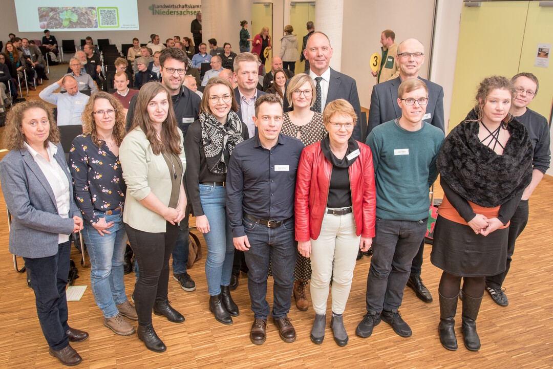 Vertreterinnen und Vertreter der am Projekt TerZ beteiligten Forschungseinrichtungen (v.l.): Annette Stadler (Institut fr Gartenbau an der Hochschule Weihenstephan-Triesdorf in Freising), Katja Arndt (LWK-Projektkoordinatorin), Anna-Victoria August (Schsisches Landesamt fr Umwelt, Landwirtschaft und Geologie), Robert Koch (Staatliche Lehr- und Versuchsanstalt fr Gartenbau in Heidelberg), Gerlind Hammann (Lehr- und Versuchsanstalt fr Gartenbau in Heidelberg), Michael Emmel (LWK-Versuchswesen fr Zierpflanzen), Dr. Sven Schubert (Schsisches Landesamt fr Umwelt, Landwirtschaft und Geologie), Melanie Bank (Versuchszentrum Gartenbau der Landwirtschaftskammer Nordrhein-Westfalen in Straelen), Prof. Dr. Bernhard Beler (hinten, Leiter des LWK-Geschftsbereichs Gartenbau und Gesamtverantwortlicher des Projekts TerZ), Barbara Degen (Lehr- und Versuchsanstalt fr Gartenbau in Heidelberg), Fabian Heesch (vorn, Lehr- und Versuchsanstalt fr Gartenbau in Heidelberg), Andrew Gallik (Versuchszentrum Gartenbau der Landwirtschaftskammer Nordrhein-Westfalen), Ronja Fritzsche (Institut fr Gartenbau an der Hochschule Weihenstephan-Triesdorf) und Dr. Dieter Lohr (hinten, Institut fr Gartenbau an der Hochschule Weihenstephan-Triesdorf).