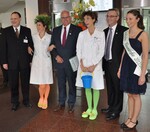 Staatssekretär Peter Bleser (Bildmitte) mit Vorstandsvorsitzendem Jürgen Mertz (2.v.r.) und Geschäftsführer Thomas Wirz (li.) umrahmt vom Duo Mirabelle und der Deutschen Blumen-fee Lisa Maurer, die den Festakt zum 100. Geburtstag der BG begleiteten.