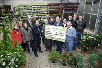 Herbert Prickler vom Frderverein der Fachschule fr Gartenbau Essen nimmt die Spende von den Geschftsfhrern der NRW-Blumengromrkte entgegen: (1.Reihe v.l.n.r.) Herbert Prickler, Raimund Korbmacher (BGM Kln), Herbert Kettermann (BGM Dortmund) und Peter Ren Hecker (BGM Dsseldorf). 