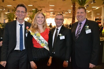 Mehr als 1200 Gste aus grner Branche, Politik und Wissenschaft begrte der ZVG beim Blumenhallenempfang. Hier: Staatssekretr Christian Gaebler (SPD), Berliner Senatsverwaltung fr Stadtentwicklung und Umwelt, Deutsche Blumenfee 2013/2014 Jessica Meier, ZVGPrsident
Jrgen Mertz, ZVG-Vizeprsident Andreas Lohff (von links).