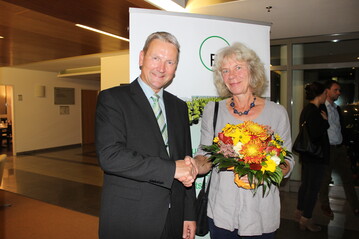 BHGL-Prsident Marc-Guido Megies und die Vorsitzende der Weihenstephaner Ingenieure Gartenbau, Landschaftsarchitektur Katrin Kell freuen sich ber die Ausdehnung der zuknftigen bundespolitischen Zusammenarbeit fr die Gartenbauwissenschaften und die Landschaftsarchitektur. 