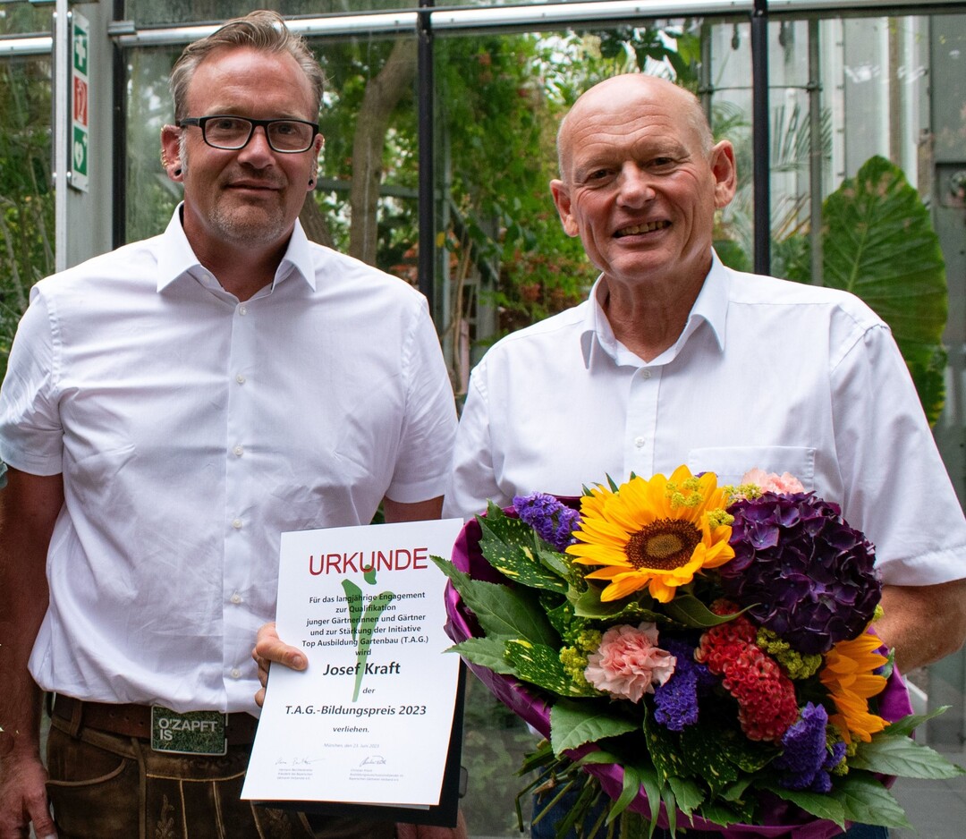Josef Kraft erhielt den ersten T.A.G.-Bildungspreis aus der Hand von Christian Prentl, Ausbildungsausschussvorsitzender im Bayerischen Gärtnerei-Verband