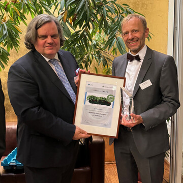 Dr Jens Oldenburg, SIM (links) und Dirk Bansemer EPT GmbH mit dem Mehrweg Innovationspreis der DUH.
