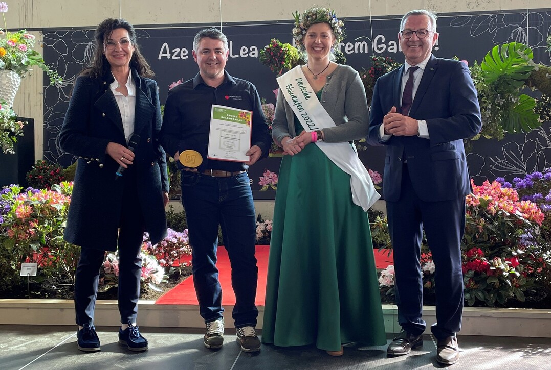 1. Hallenschau BUGA Mannheim 2023: Aze liebt Lea!Freut sich ber die Groe Goldmedaille der Deutschen Bundesgartenschau-Gesellschaft (DBG): Marco Seidl vom Unternehmen Japantrume aus Wllstadt. Er erhielt den Preis von ZVG-Prsident Jrgen Mertz (r.), Hallenschaukuratorin Gabriele Haufe (l). und der Deutschen Blumenfee.