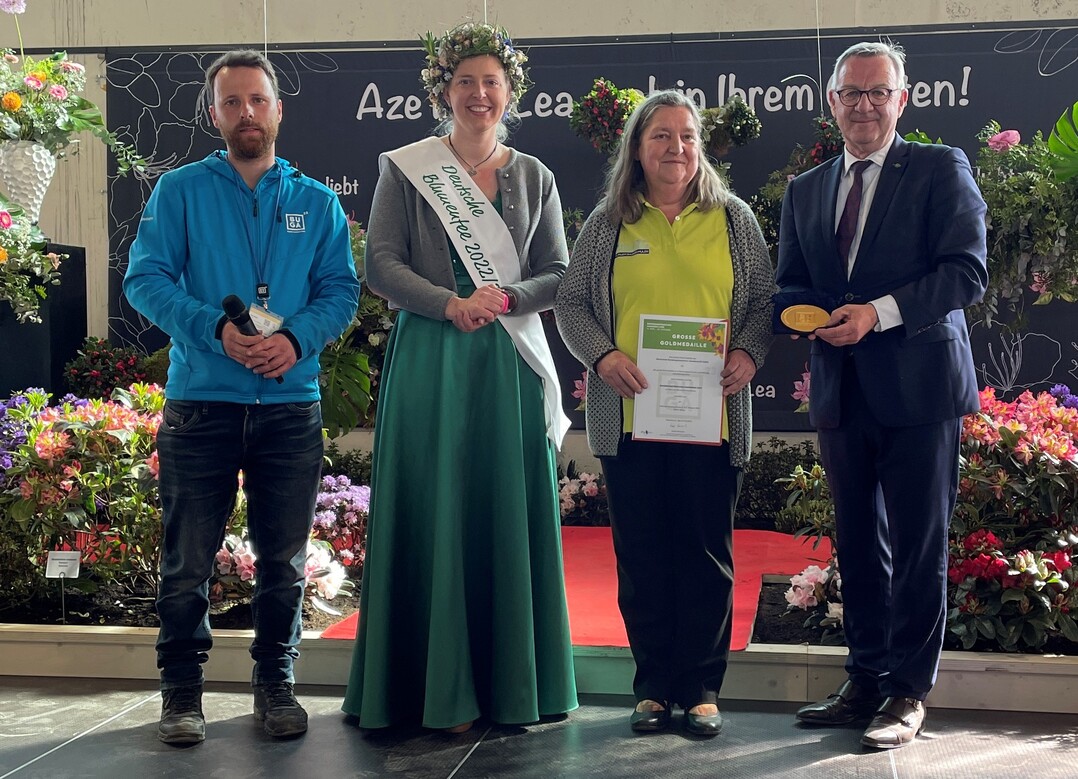 1. Hallenschau BUGA Mannheim 2023: Aze liebt Lea! Angelika Nielsen nahm fr ihr Unternehmen Soltauer Baumschulen A. & C. Nielsen die Groe Goldmedaille der Deutschen Bundesgartenschau Gesellschaft (DBG) entgegen von ZVG-Prsident Jrgen Mertz (r.), der Deutschen Blumenfee Regina Haindl und BUGA-Mitarbeiter Max Daus.