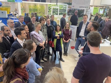 Bei der Gartenbauversicherung (Hortisecure) informierten sich die Studierenden beim BHGL-Messerundgang.