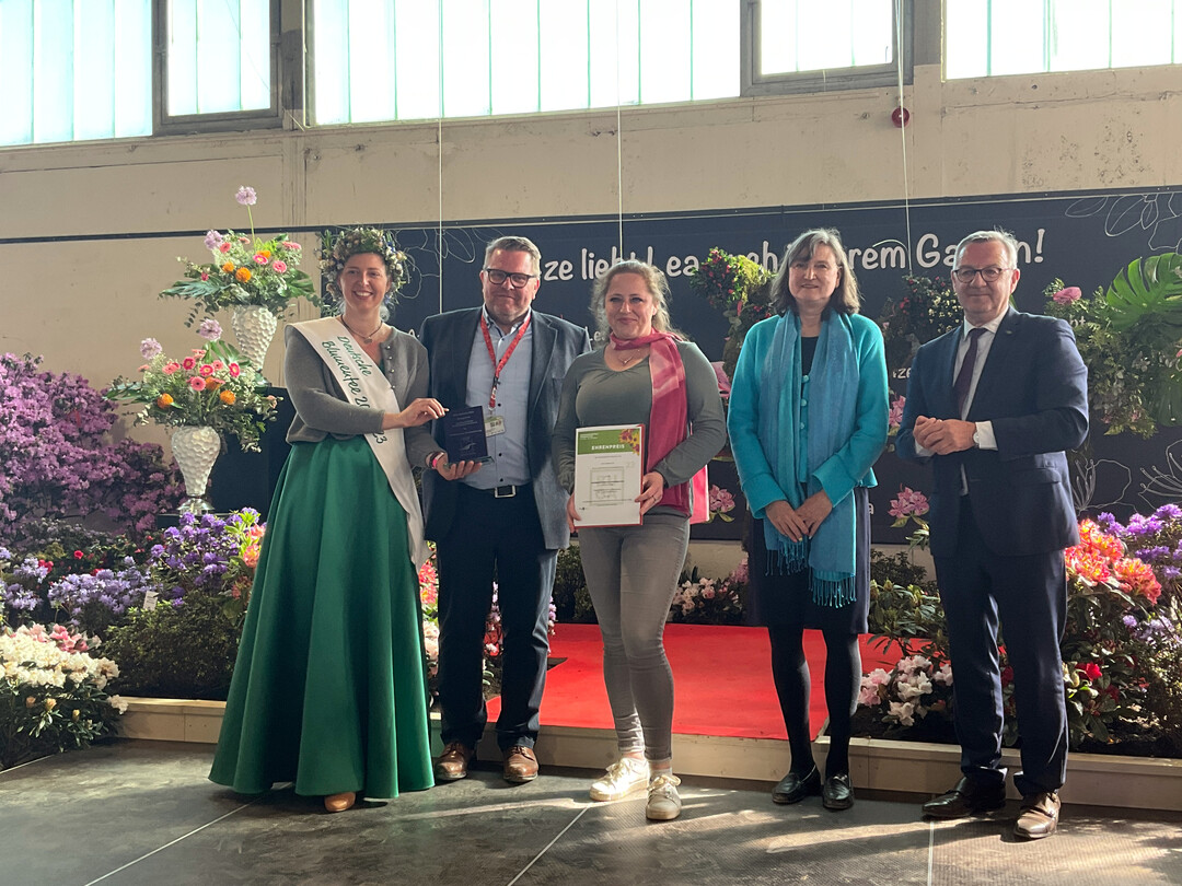 Der Ehrenpreis der Friedhofsgrtner Bochum fr eine trockentolerante Dauerbepflanzung ging an die Ausstellergemeinschaft Bell / Arnholz-Pre.: v.l.n.r.: Deutsche Blumenfee Regina Haindl, Rdiger Eckhardt (DBG), Sabrina Bell, Birgit Ehlers-Ascherfeld (BdF), Jrgen Mertz (ZVG).