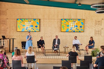 V.l.n.r.: BUGA 23-Pressesprecherin Corinna Brod, Ina Sperl (Pressesprecherin Deutsche Bundesgartenschau-Gesellschaft), Mannheims Oberbrgermeister Dr. Peter Kurz, BUGA 23-Geschftsfhrer Michael Schnellbach und Miriam van Hazebrouck, Leiterin Kaufmnnischer Bereich | Controlling bei der BUGA 23, blickten gemeinsam auf die nchsten 89 Tage der Mannheimer Bundesgartenschau. 