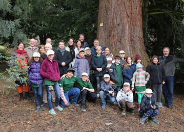 Minigrtner-Auftakt unter Mammutbumen: Im Vordergrund die Minigrtner Mllheim (Baden), hinten von links: Marianne Strohmayer (Blumen Strohmayer, Mllheim), Thomas Manthey (Rektor der Gemeinschaftsschule Adolph Blankenhorn Mllheim), Gerd Weber (Grtnerei Weber Mllheim- Vgisheim), Stefanie Schitterer (Lehrerin Gemeinschaftsschule Adolph Blankenhorn), Kati Partzsch (Europa Minigrtner Insel Mainau), Dr. Ekkehard Wurster (Rektor der Ren Schickele Grundschule Badenweiler), Milan hler (Konrektor Gemeinschaftsschule Adolph Blankenhorn), Bettina Grfin Bernadotte (Europa Minigrtner Insel Mainau), Bettina Bauer (Landhotel Alte Post Mllheim), Andreas Jackobs (Jackobs & Siggi Staenke Garten- und Landschaftsbau Mllheim), Harald Schwanz (Leiter der Kurpark-Grtnerei Badenweiler); rechts auen: Ulrich Pfefferer (Pfefferer Baumkultur GmbH Mllheim).
