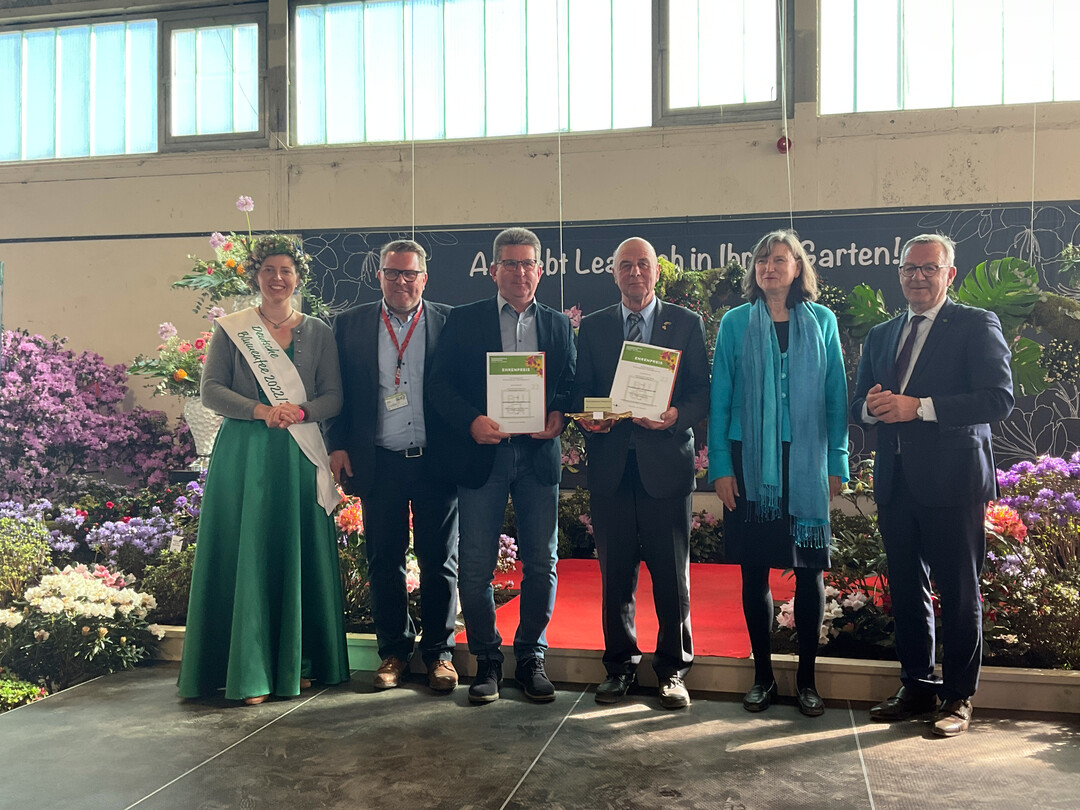 Den Ehrenpreis der Genossenschaft Wrttembergischer Friedhofsgrtner fr die beste Zusammenstellung klimaresilienter Pflanzen erhielt die Ausstellergemeinschaft Busch / Christoffel / Koch / Schmitt: v.l.n.r.: Deutsche Blumenfee Regina Haindl, Rdiger Eckhardt (DBG), Michael Christoffel, Herr Schmitt, Birgit Ehlers-Ascherfeld (BdF), Jrgen Mertz (ZVG).