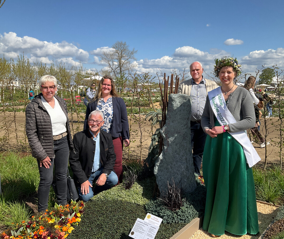 ber eine Groe Goldmedaille der Deutschen Bundesgartenschau-Gesellschaft (DBG) fr die beste Gestaltung einer Einzelwahlgrabstelle freute sich die Ausstellergemeinschaft Ving-Setzer / Schemberg / Becker: am Grab: v.l.n.r.: Sabine Reuschenbach, Wolfgang Becker, Melanie Ving-Setzer, Uwe Schemberg, Deutsche Blumenfee Regina Haindl.