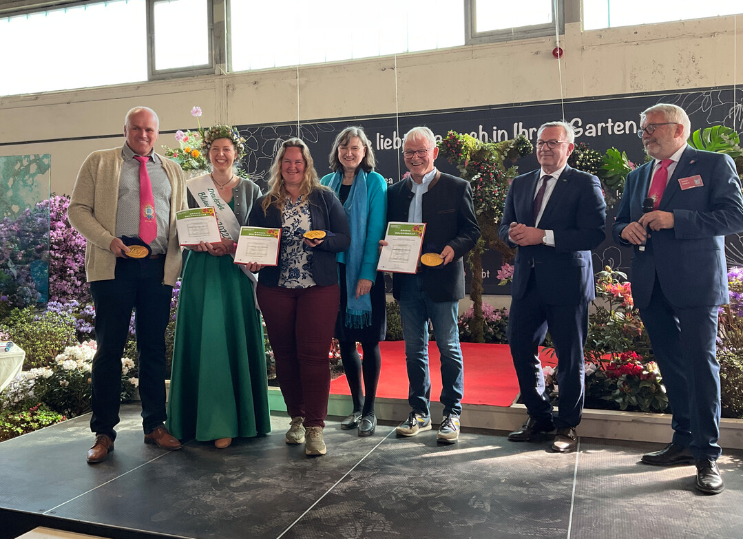 ber eine Groe Goldmedaille der Deutschen Bundesgartenschau-Gesellschaft (DBG) fr die beste Gestaltung einer Einzelwahlgrabstelle freute sich die Ausstellergemeinschaft Ving-Setzer / Schemberg / Becker: v.l.n.r.: Uwe Schemberg, Deutsche Blumenfee Regina Haindl, Melanie Ving-Setzer, Birgit Ehlers-Ascherfeld (BdF), Wolfgang Becker, Jrgen Mertz (ZVG), Jochen Sandner (DBG).