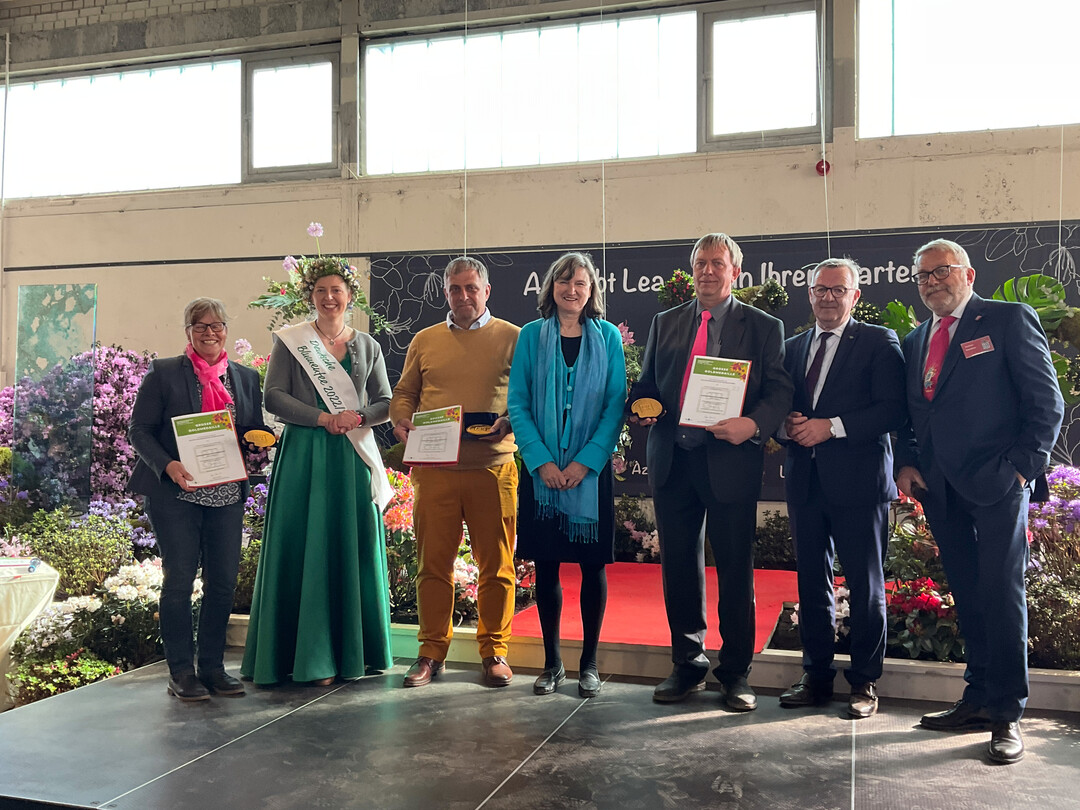 Die Groe Goldmedaille der Deutschen Bundesgartenschau-Gesellschaft (DBG) fr die beste Gestaltung eines Wahlgrabs in flieender Form ging an die Ausstellergemeinschaft Grtner NRW mit den Friedhofsgrtnereien Krisam, Schlimgen und Seppelfricke: v.l.n.r.: Claudia Zander, Deutsche Blumenfee Regina Haindl, Thomas Schlimgen, Birgit Ehlers-Ascherfeld (BdF), Thomas Seppelfricke, Jrgen Mertz (ZVG), Jochen Sandner (DBG).