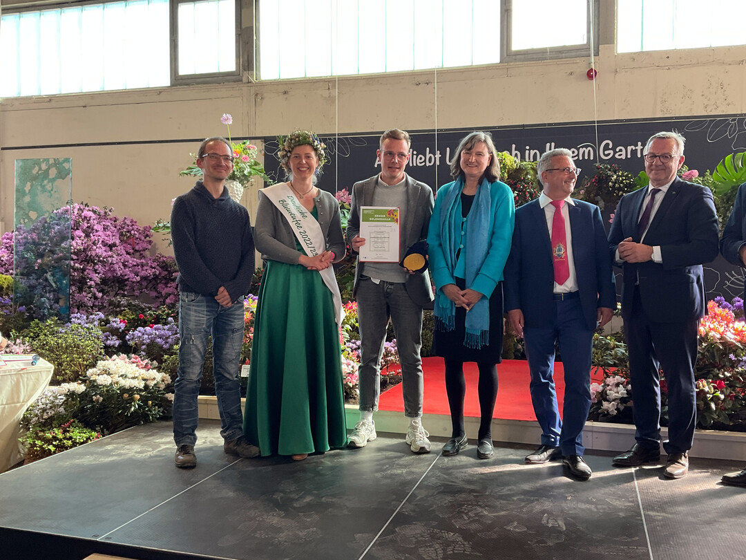 Die Groe Goldmedaille der Deutschen Bundesgartenschau Gesellschaft fr die beste Gestaltung einer Urnengrabstelle erhielt Otto Blumen aus Mannheim: v.l.n.r.: Markus Rumpf, Deutsche Blumenfee Regina Haindl, Julian Otto, Birgit Ehlers-Ascherfeld (BdF), Eric Springer, Jrgen Mertz (ZVG)